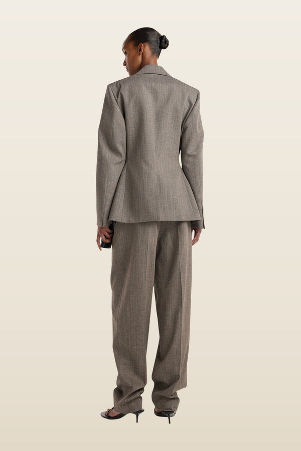 Hourglass shaped blazer | earth slub — model back