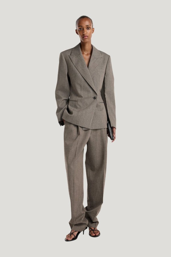 Hourglass shaped blazer | earth slub — model front