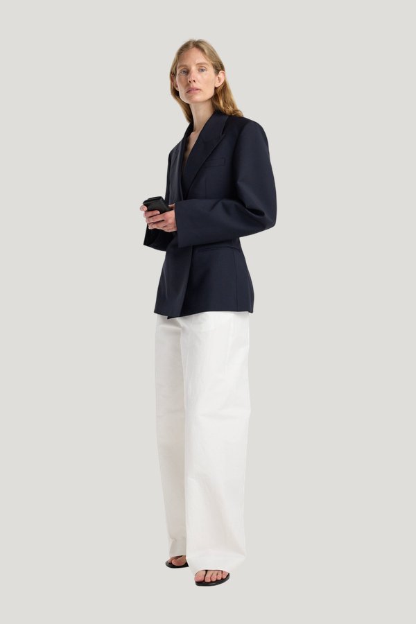Hourglass shaped blazer — model side