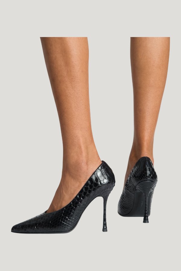 Kiss Pump Black Python Leather — model side