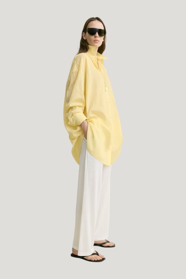 Long summer shirt buttercup — model side
