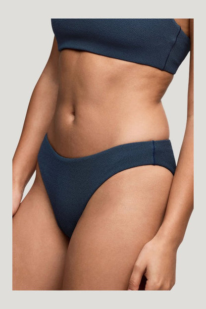 Low Waist Bikini Bottom | Crispy — model side