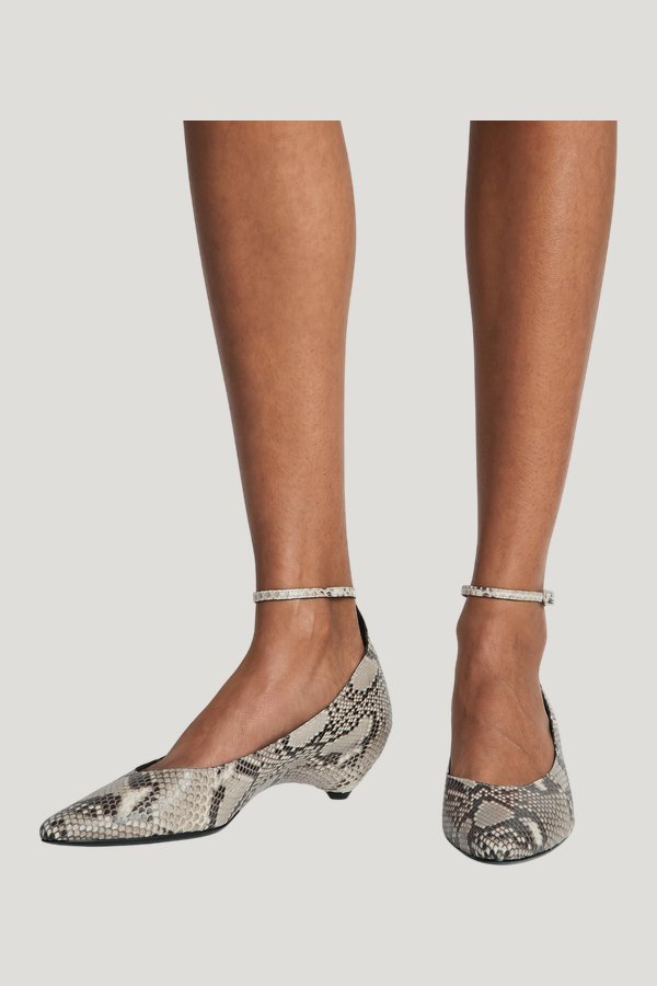 Mode Ballerina in Stone Python Leather — model front