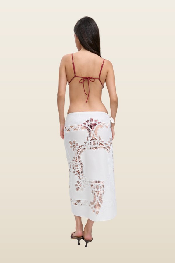 Monaco Cotton Sarong - Optic — model back