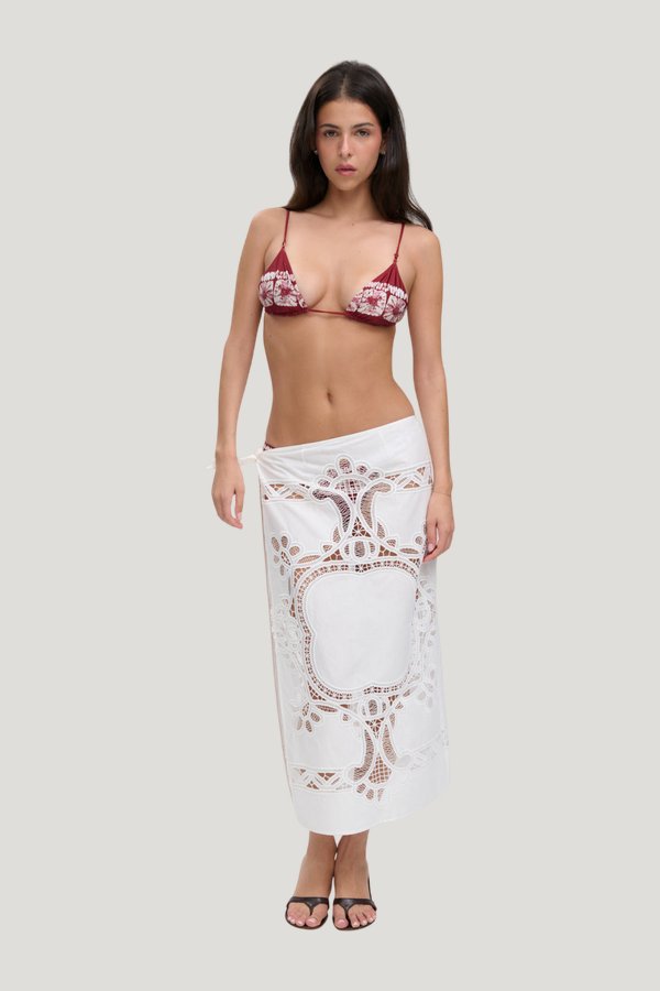 Monaco Cotton Sarong - Optic — model front