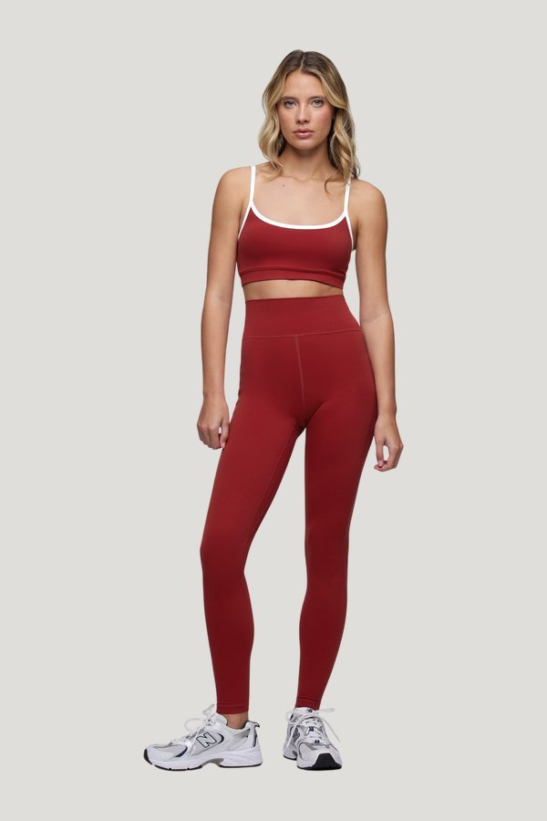 Motion Contrast Bra | Scarlet — model front
