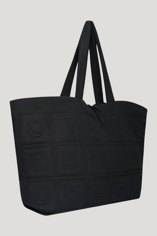 Symbol - Quilted tote bag — model side