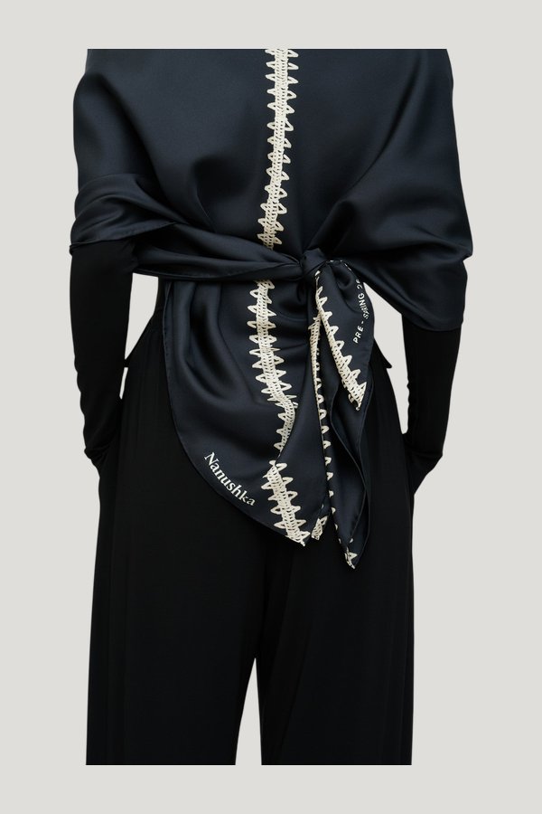 Miani - Silk scarf - Origami — model front