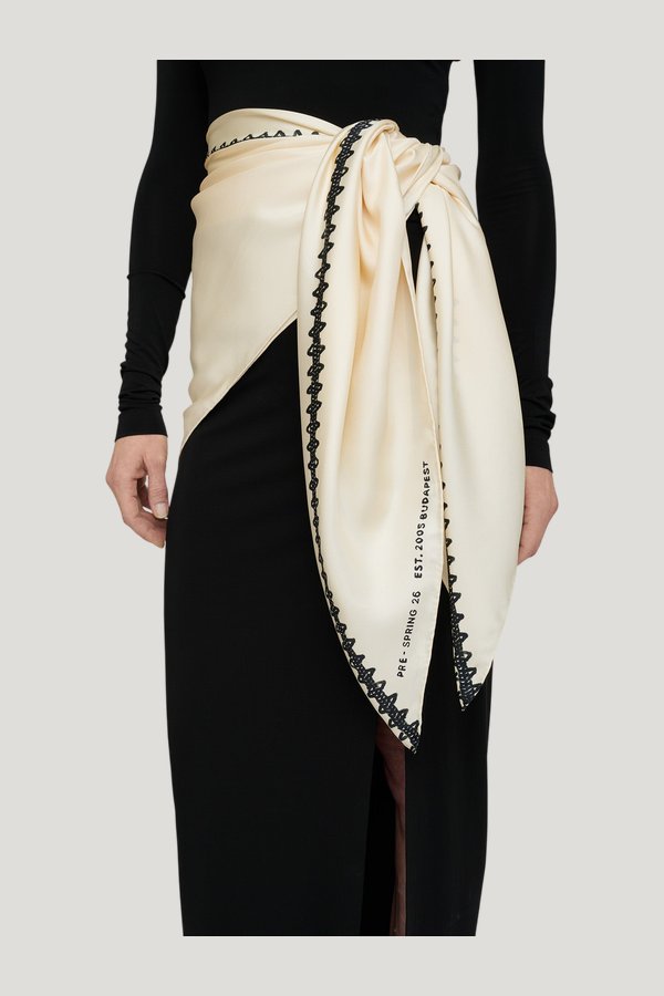 Miani - Silk scarf - Origami Creme — model side