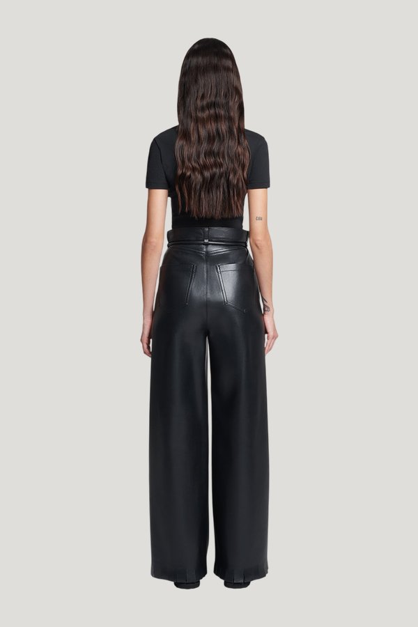 Axton - Cropped t-shirt — model side