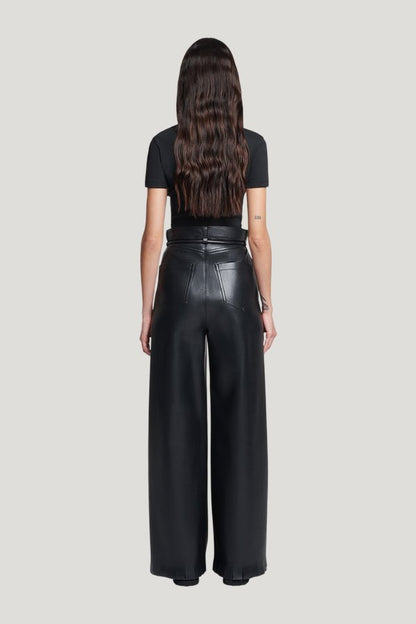 Axton - Cropped t-shirt — model side