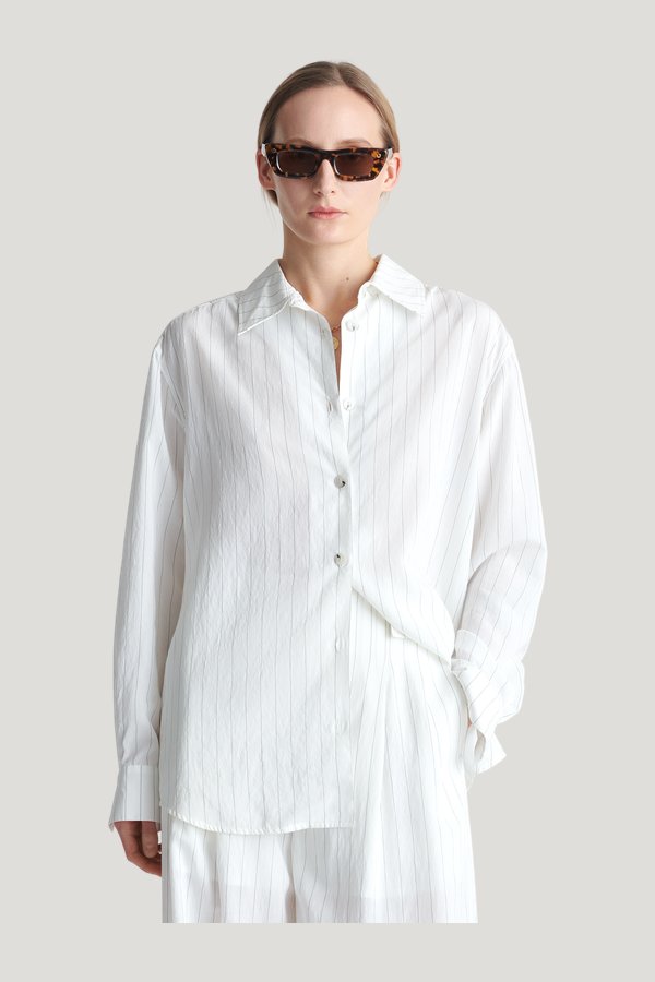 Fryda - Striped shirt — model side