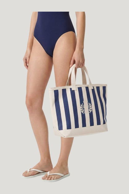 NY Crest Beach Tote - Natural/Light — model side
