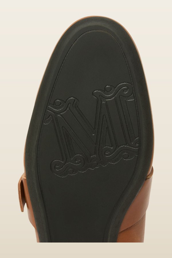 Leather loafers with fringe - AMBER — model back