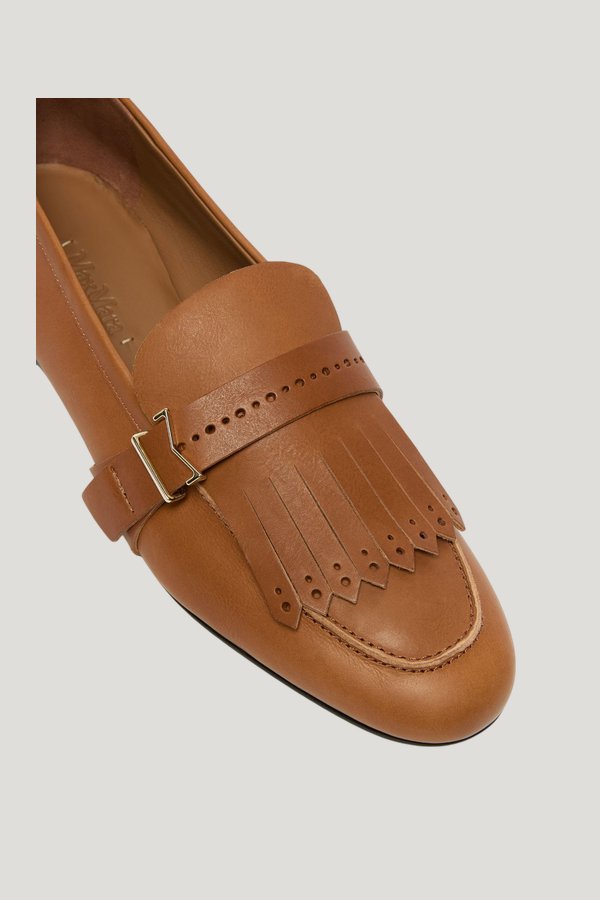 Leather loafers with fringe - AMBER — model side