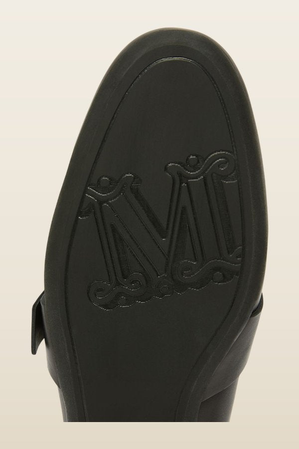 Leather loafers with fringe — model back