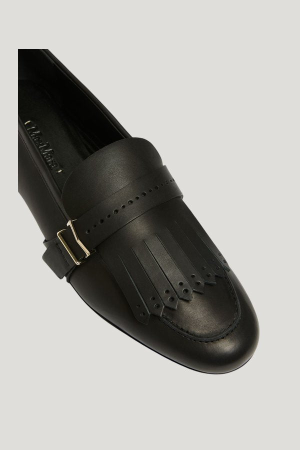 Leather loafers with fringe — model side