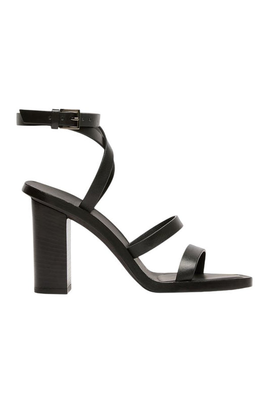 Leather sandals — packshot