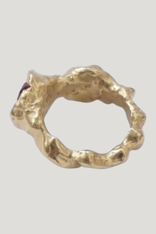 Presencia Ring Gold — model side