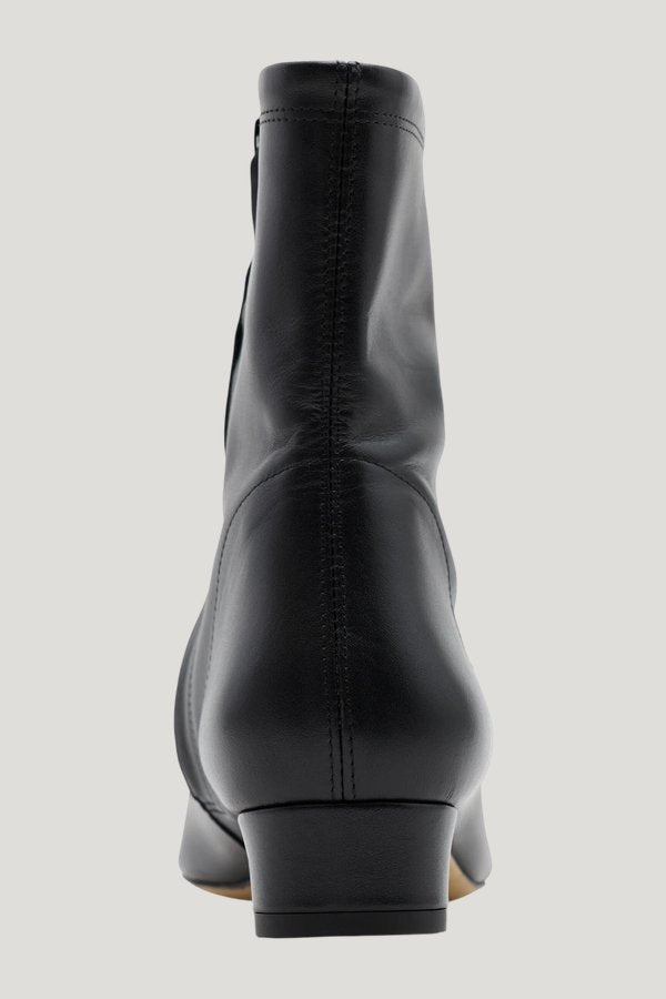 Rey - Black Leather — model side