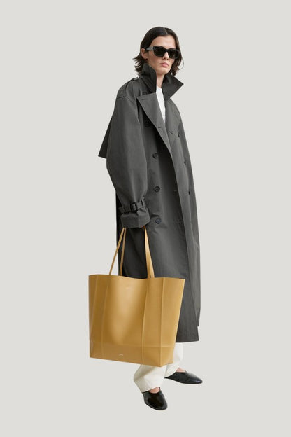 Roam leather tote manuka — model side