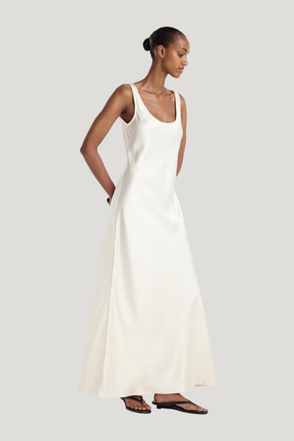 Scoop neck satin dress — model side