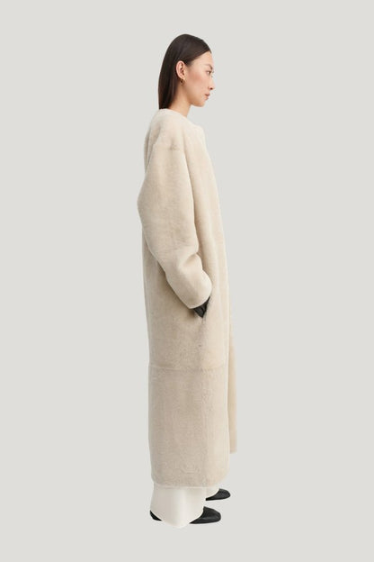 Shea Shearling Coat, vanilla — model side