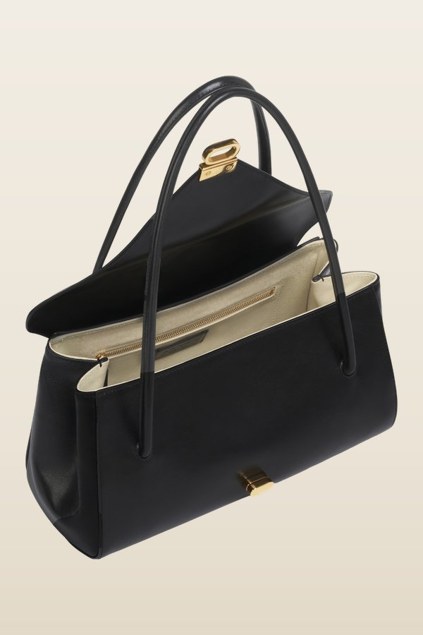 Black leather E/W shoulder bag — model back