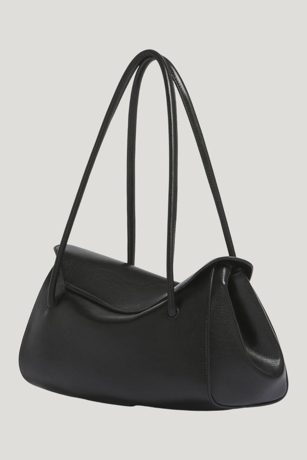 Black leather E/W shoulder bag — model side
