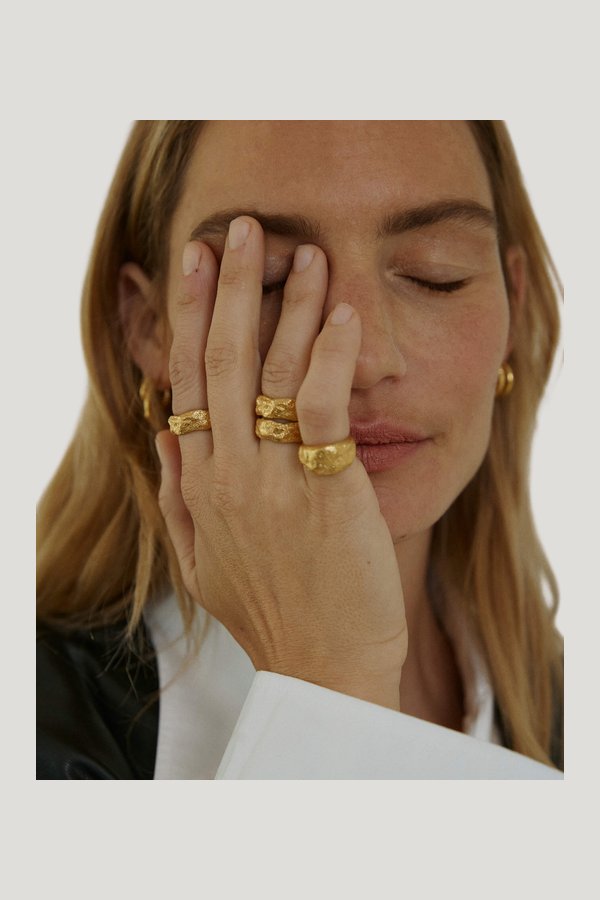 Signet Ring Gold — model front