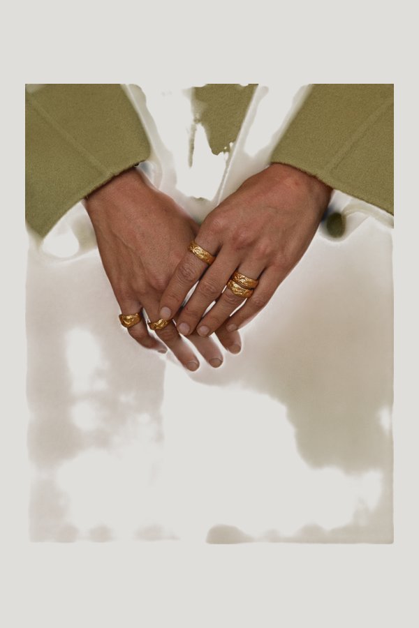 Signet Ring Gold — model side