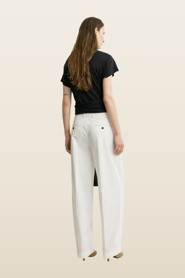 Single pleat cotton trousers — model back