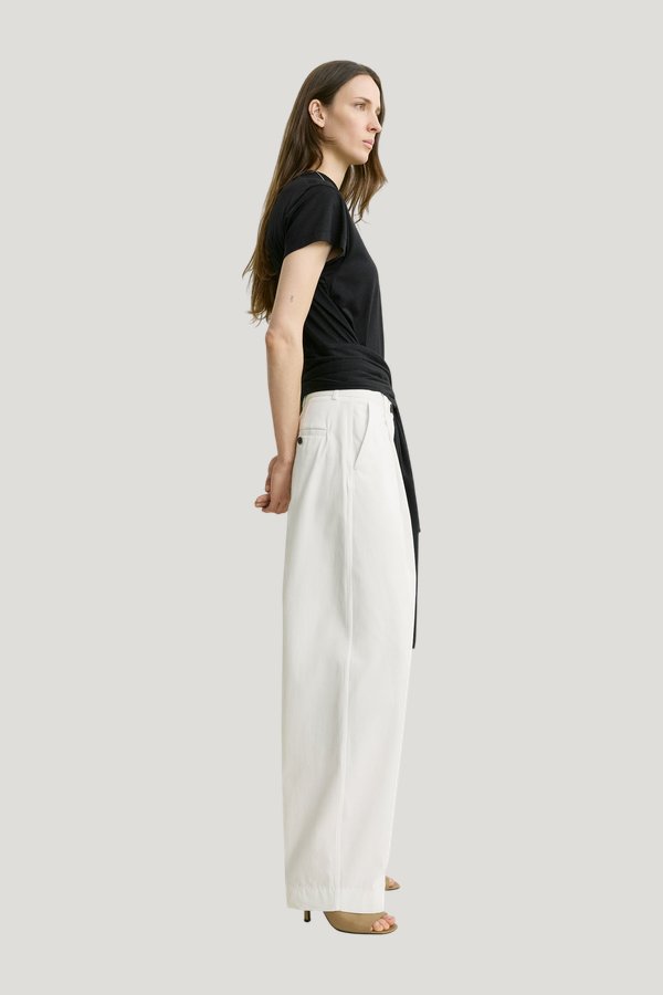 Single pleat cotton trousers — model side