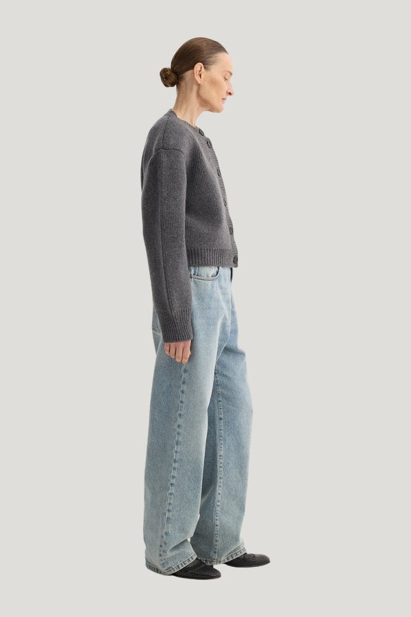 Statement shoulder cardigan | mid grey melange — model side