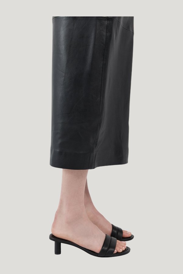 Stitch Detail Heel — model side