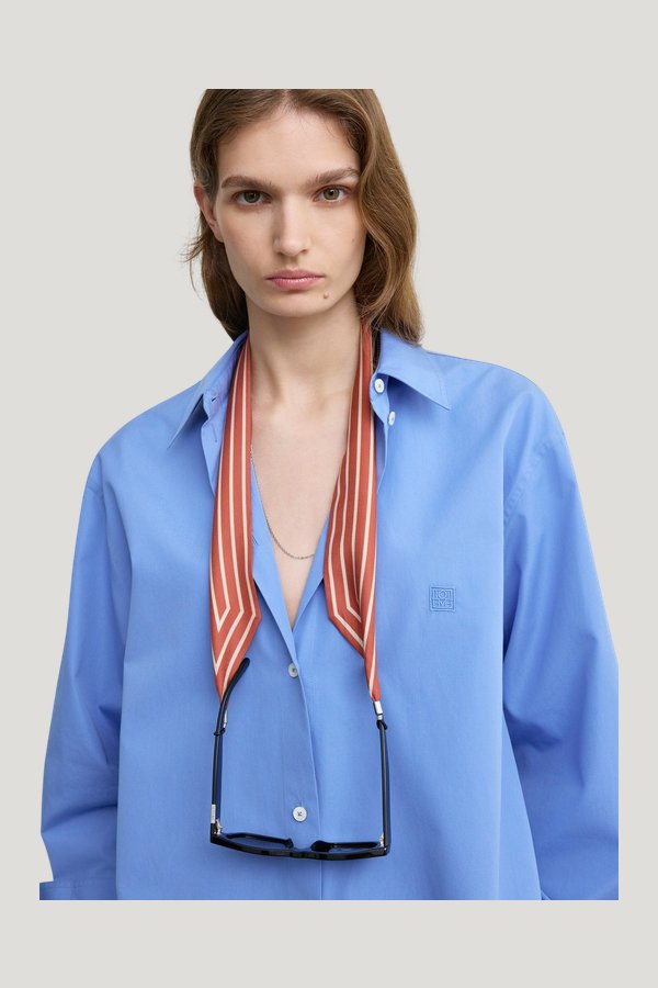 Striped sunglasses scarf — model front