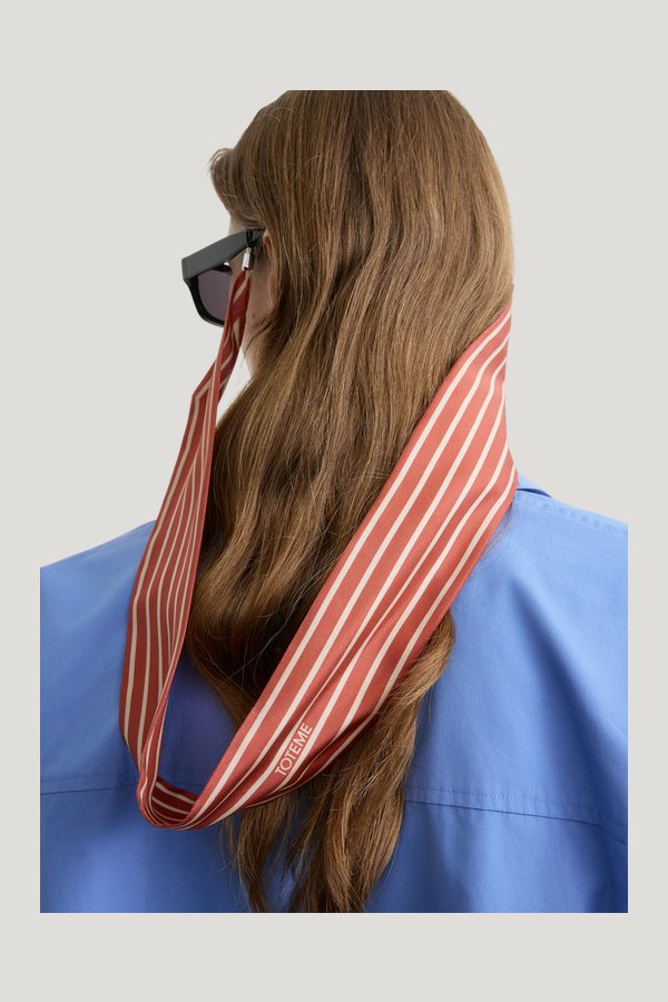 Striped sunglasses scarf — model side