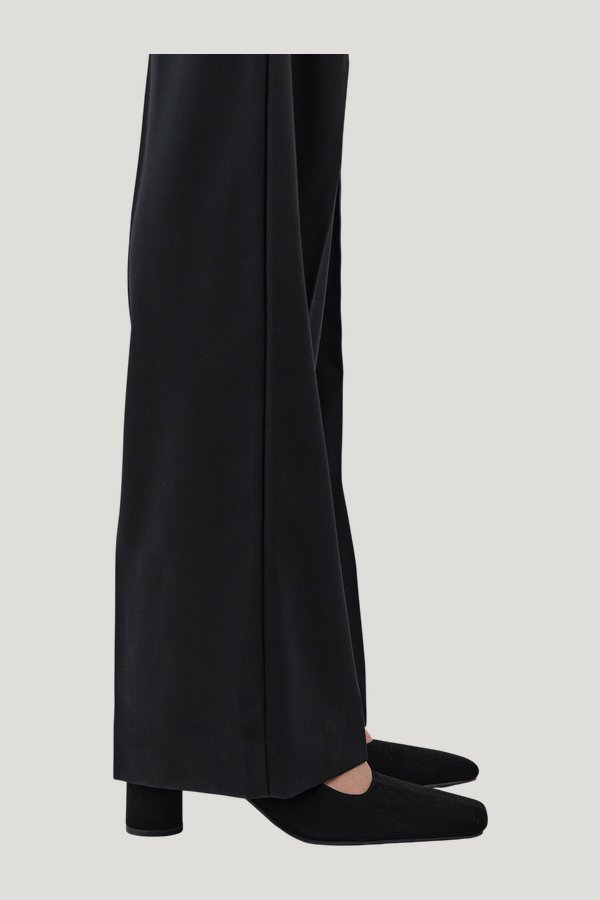 Suede Cylinder Pump — model side