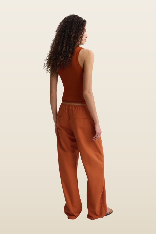 The Cotton Pant Ginger — model back
