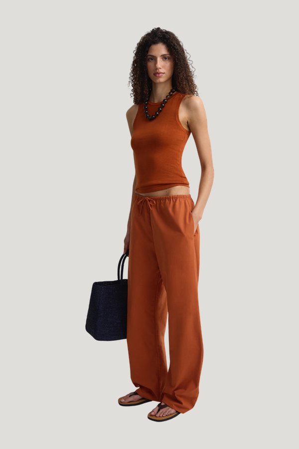 The Cotton Pant Ginger — model side