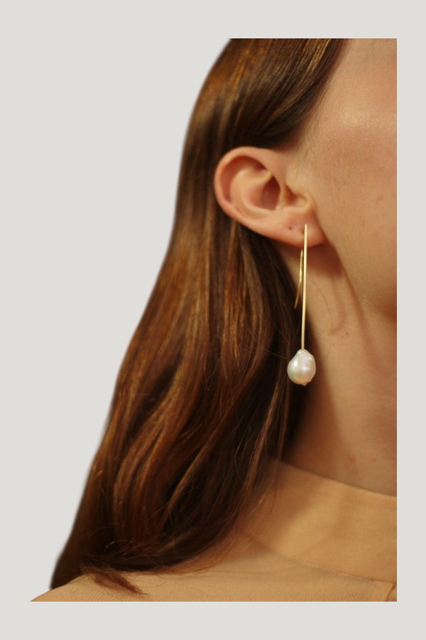 The Moon Pearl Earrings - Vermeil — model front