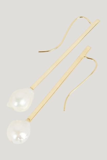 The Moon Pearl Earrings - Vermeil — model side