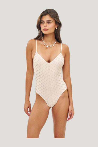 Tina Macadamia - One Piece — carry 2