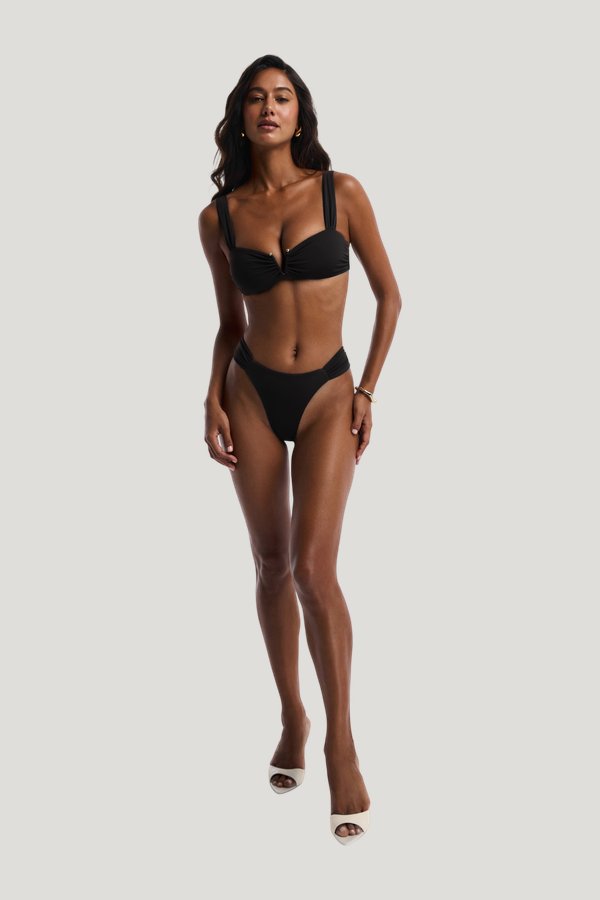 Victoire Top — model front