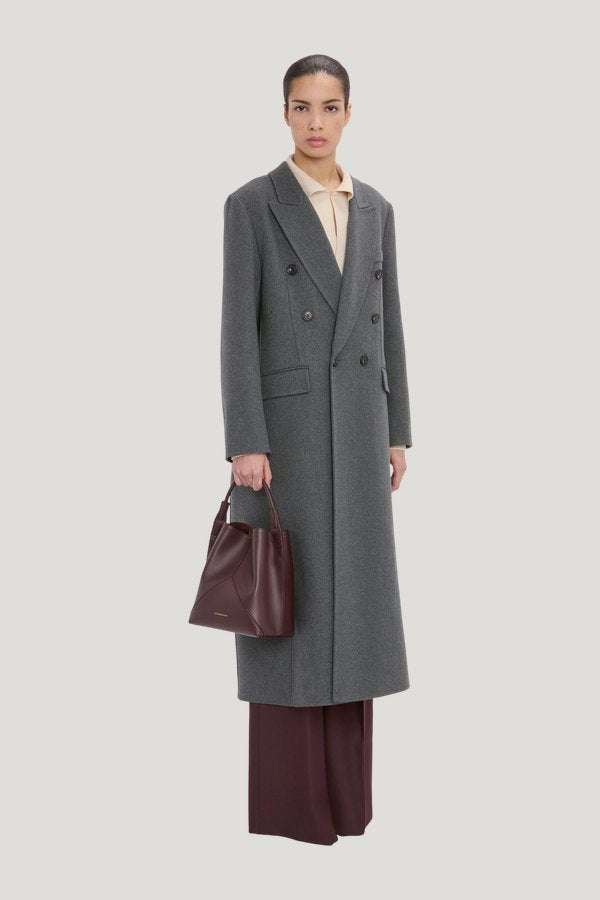 Victoria Bucket Bag — model front