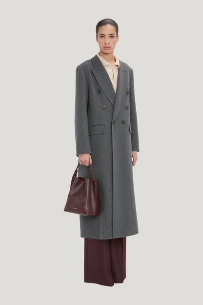 Victoria Bucket Bag — model front