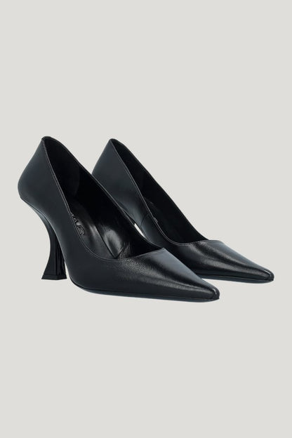 Viva Black Creased Leather Pump — model front