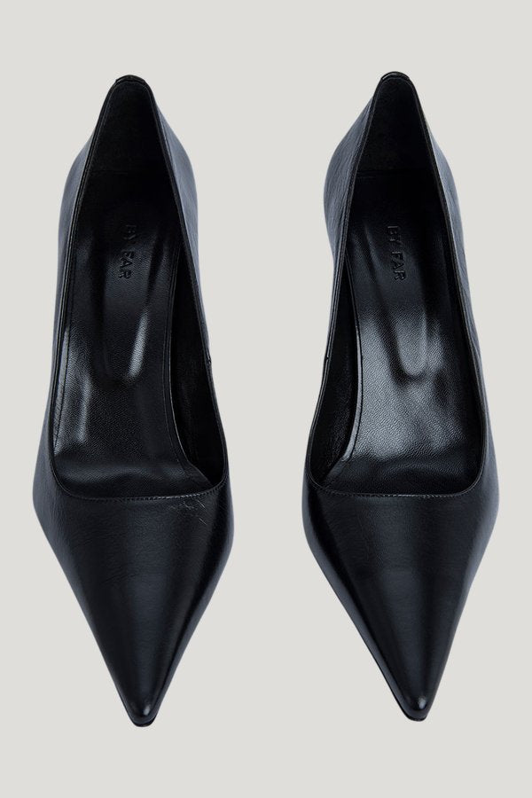 Viva Black Creased Leather Pump — model side