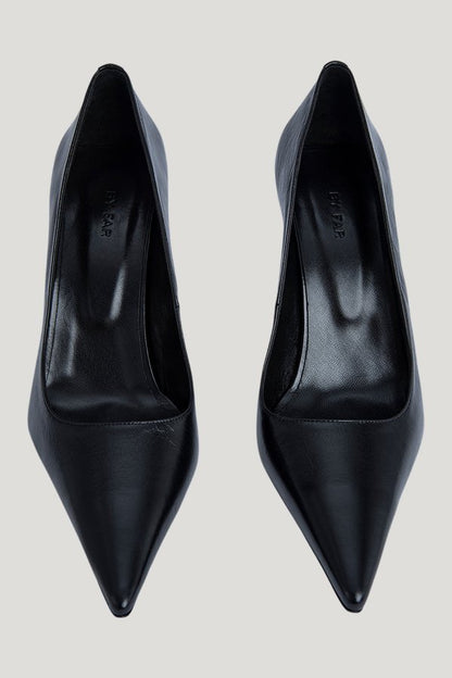 Viva Black Creased Leather Pump — model side