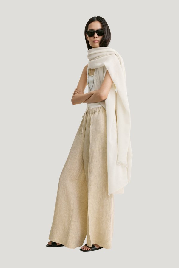 Wide summer trousers natural — model side